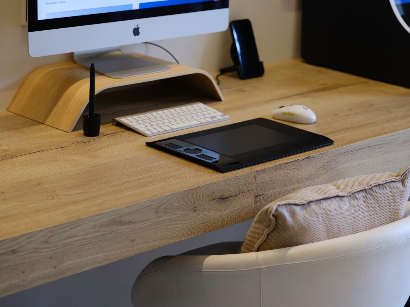 Λεπτομέρεια γραφείου με iMac σε ξύλινη επιφάνεια