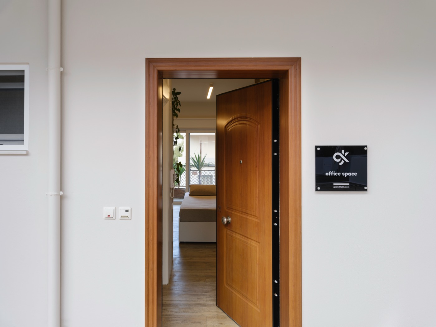 Είσοδος του studio με την πινακίδα office space